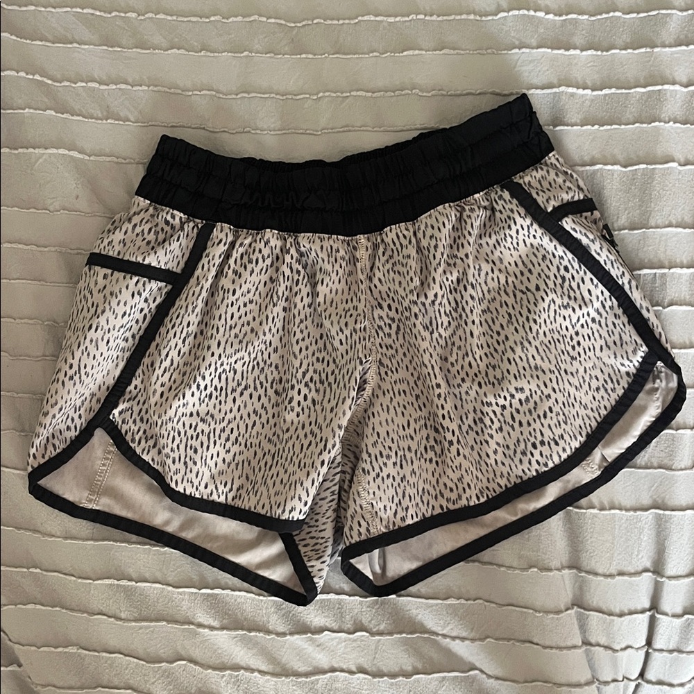 Lululemon Hotty Hot Low-Rise Lined Shorts 2.5” vintage cheetah print